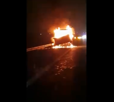 Atenție șoferi! Pe A2 o autobasculantă a luat foc