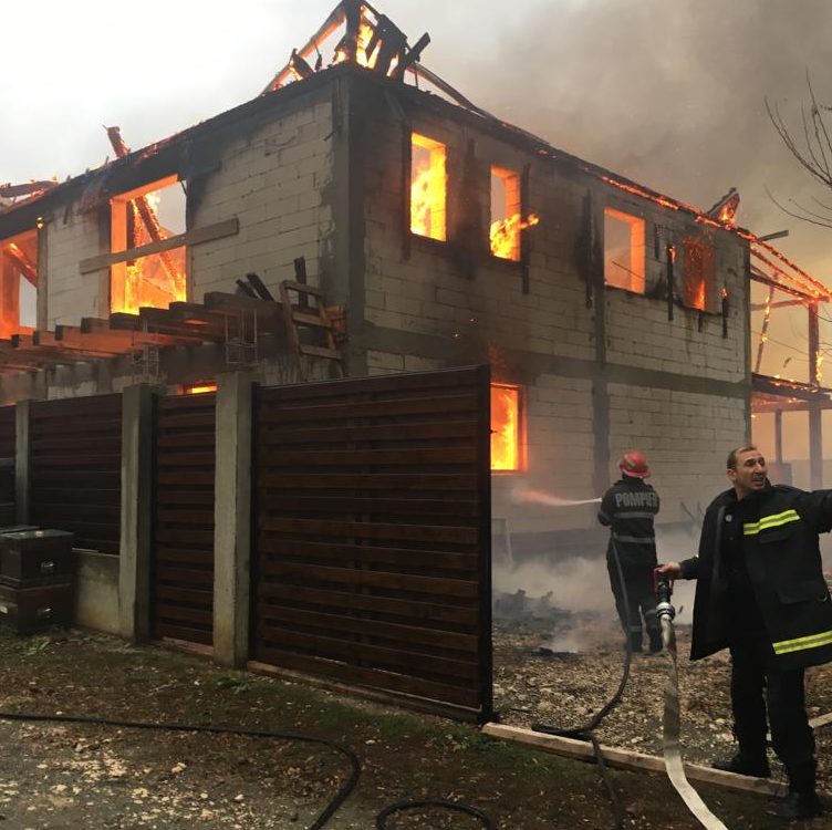 (Video) O casă în construcție din Moșneni, mistuită de flăcări