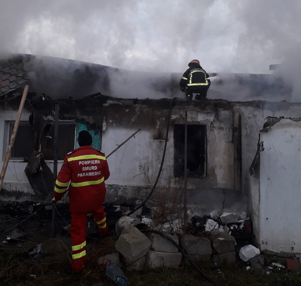 Arde acoperișul unei chilii a mănăstirii din satul Cloșca