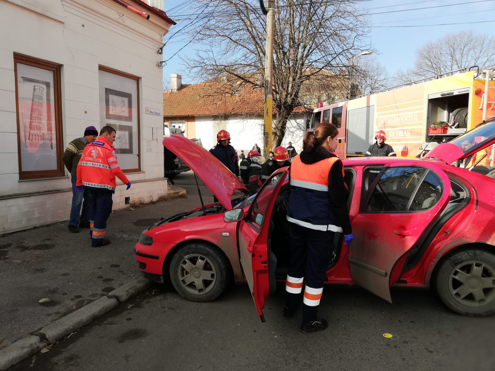 (Galerie foto) Accident grav în Constanța. O femeie este încarcerată