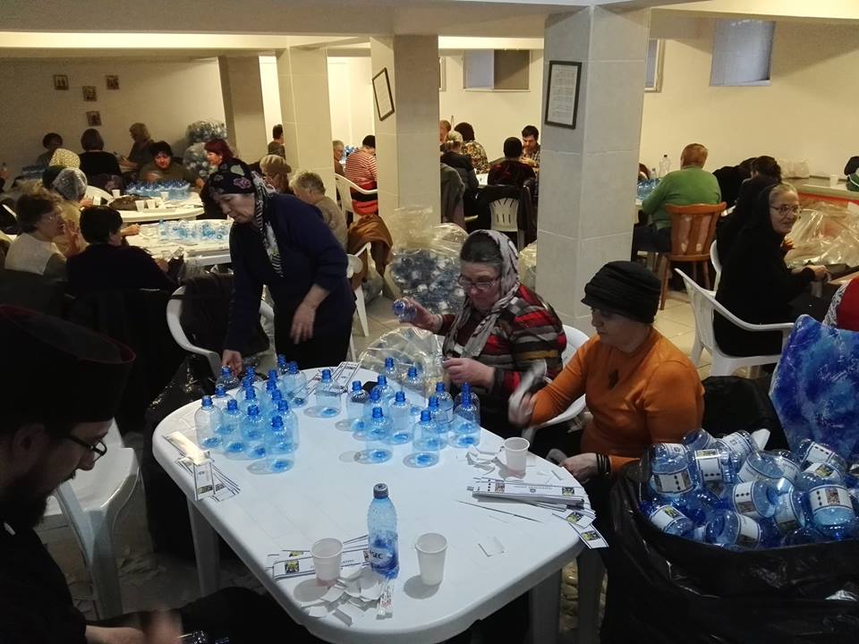 Arhiepiscopia Tomisului caută voluntari pentru etichetarea și umplerea sticlelor cu Agheasma Mare