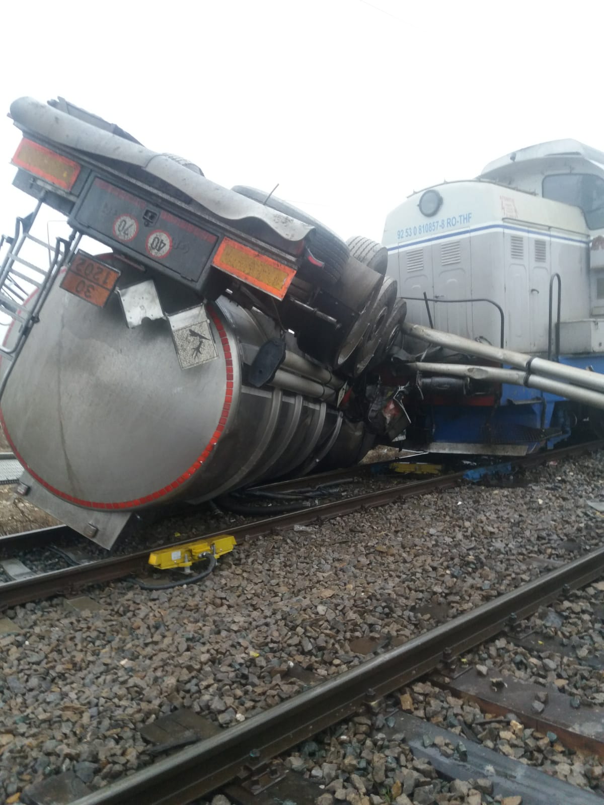 (Galerie Foto) Impact în Portul Constanța între o autocisternă și un tren