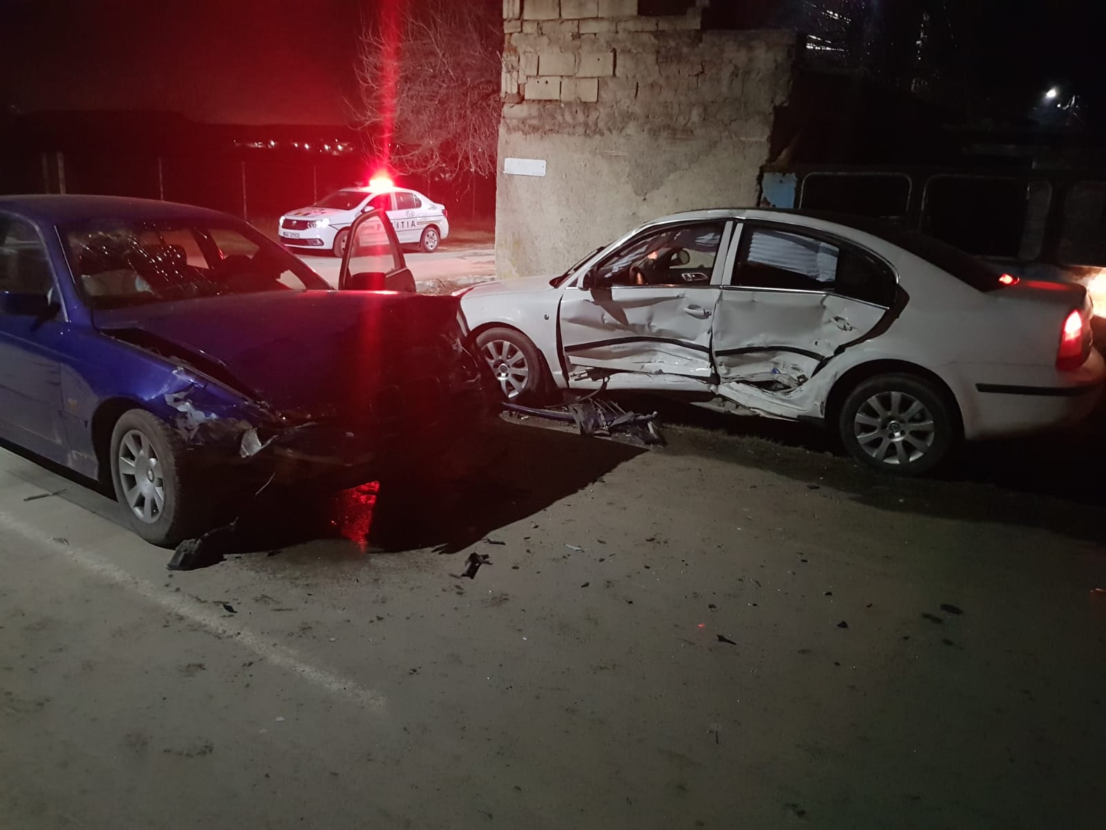 Când uiți să dai prioritate și ajungi cu mașina într-un zid. I s-a întâmplat unui șofer din Mihail Kogălniceanu
