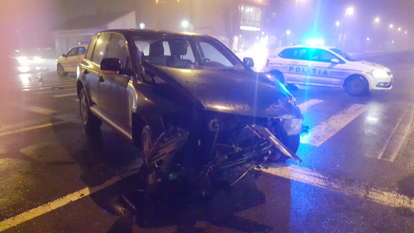 (Video) Două mașini s-au ciocnit în Constanța. Un șofer a uitat să oprească la "Stop"
