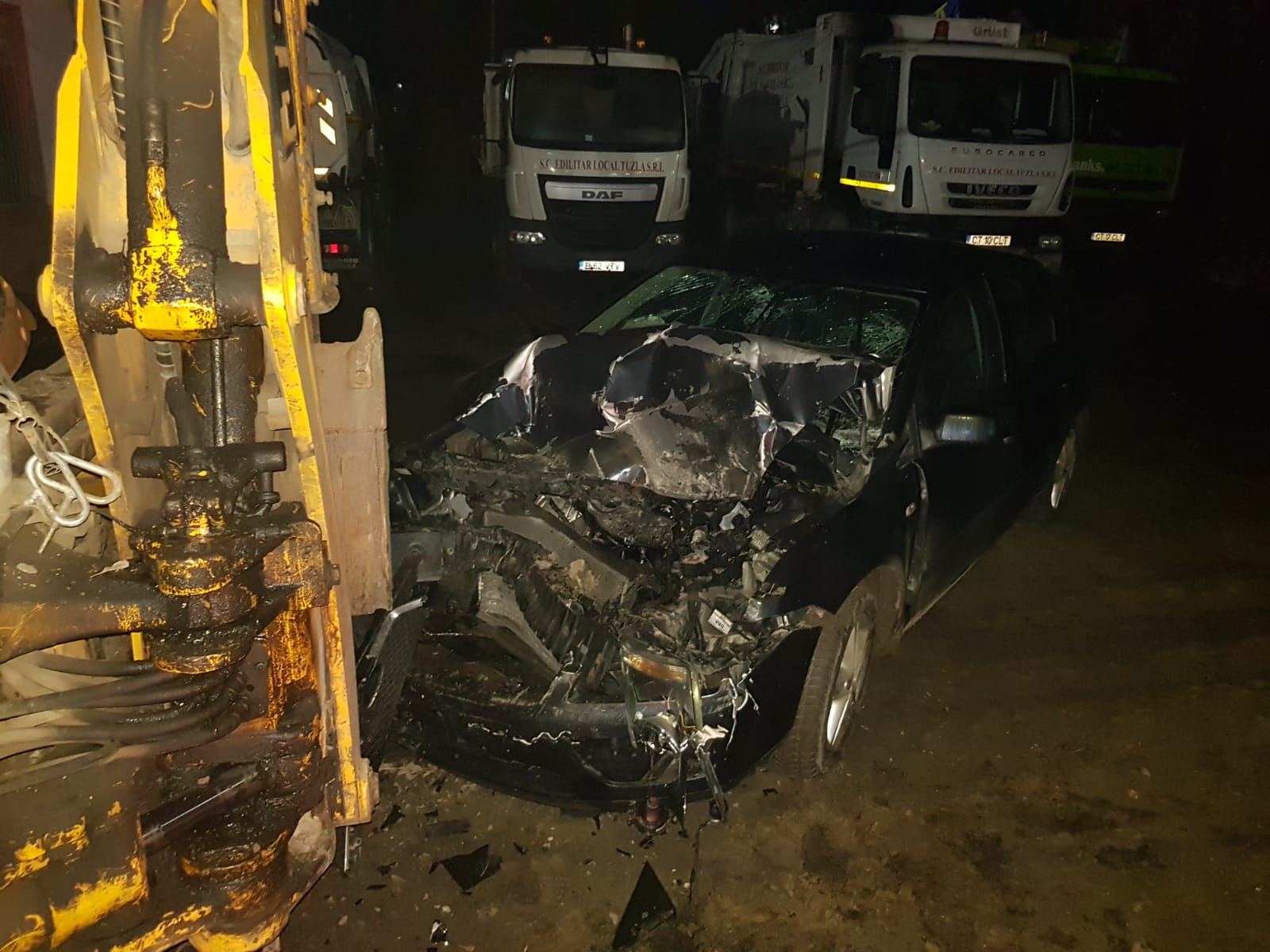 Un șofer neatent a intrat într-un buldoexcavator aflat într-o curte din Tuzla. Cum s-a întâmplat accidentul