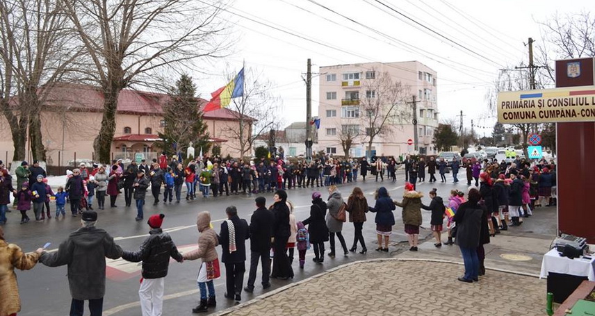 Hora Micii Uniri la Cumpăna, la 160 de ani de la Unirea Principatelor Române. Autoritățile locale premiază veteranii de război