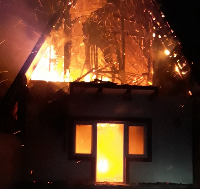 (Galerie foto) Necaz mare pentru o familie din Dunăreni. Un incendiu le-a mistuit casa aproape în întregime