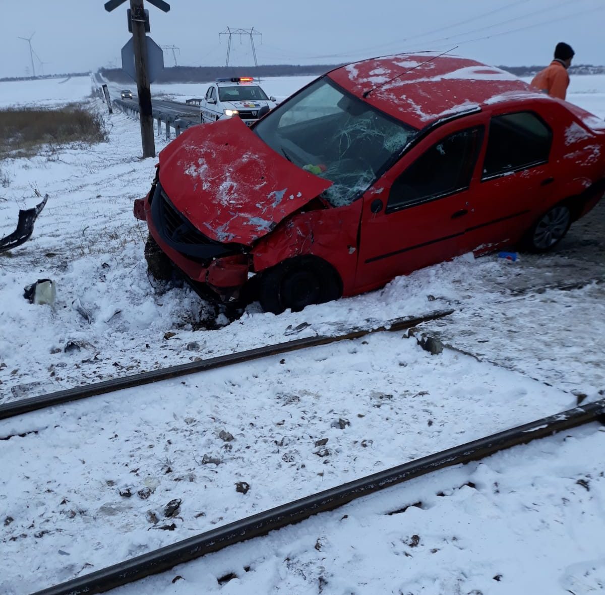 Mașină lovită de tren pe DN 22, la trecerea de cale ferată, între Mihai Viteazu și Tariverde