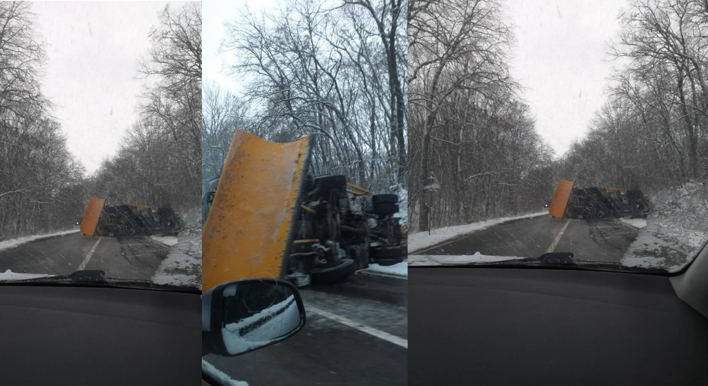 O basculantă cu lamă pentru deszăpezire s-a răsturnat în pădurea Topolog