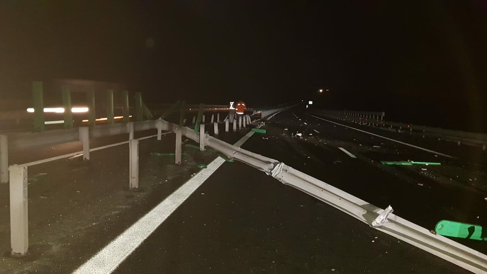Atenție șoferi! Tir răsturnat pe A2