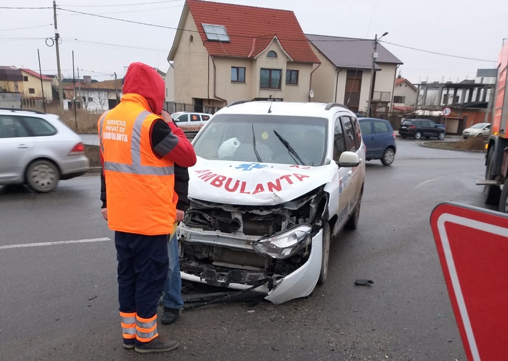 O ambulanță privată, implicată într-un accident la Ovidiu