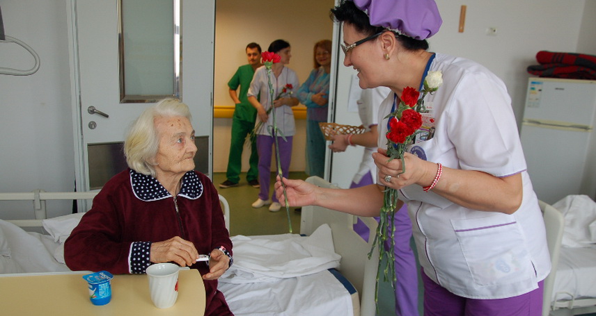 Flori și mărțișoare oferite pacientelor internate în spitalele constănțene de Asociația Suflete Deschise și SC ARIMEX COMEXIM 2000 SRL