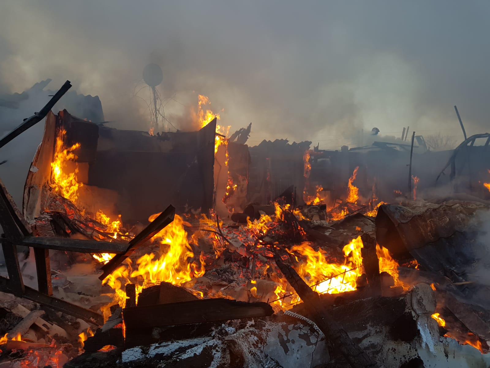 (Galerie foto) Incendiu de amploare la un ansamblu de locuințe din Făclia, comuna Saligny