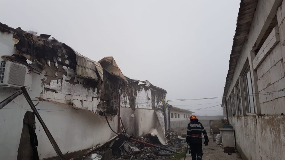 (Galerie foto) Un motel din Sibioara distrus complet în urma unui incendiu