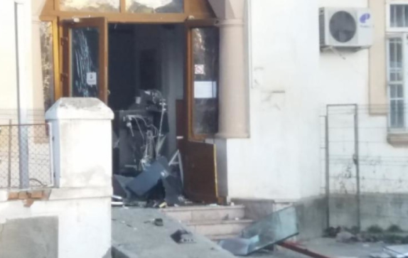 Un bancomat, aruncat în aer la Lumina. Hoții au fugit cu o importanta sumă de bani, polițiștii îi caută
