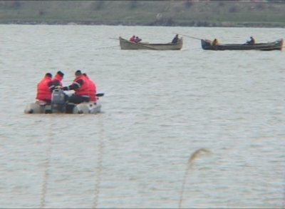 O barcă s-a răsturnat pe Lacul Tașaul. 2 persoane erau în barcă