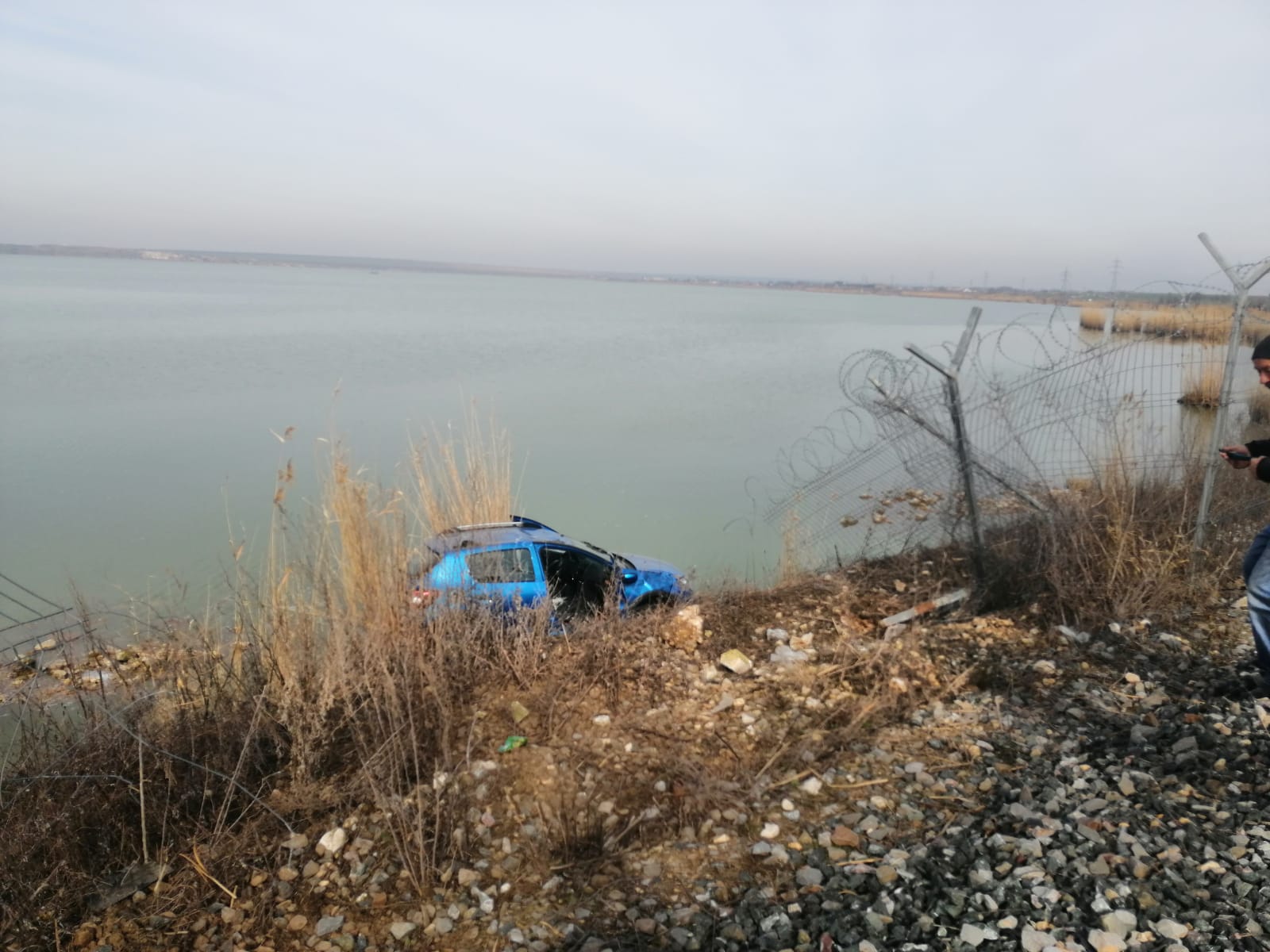 Un șofer de 72 de ani s-a răsturnat cu mașina în lacul 2 Bazinal Corbu