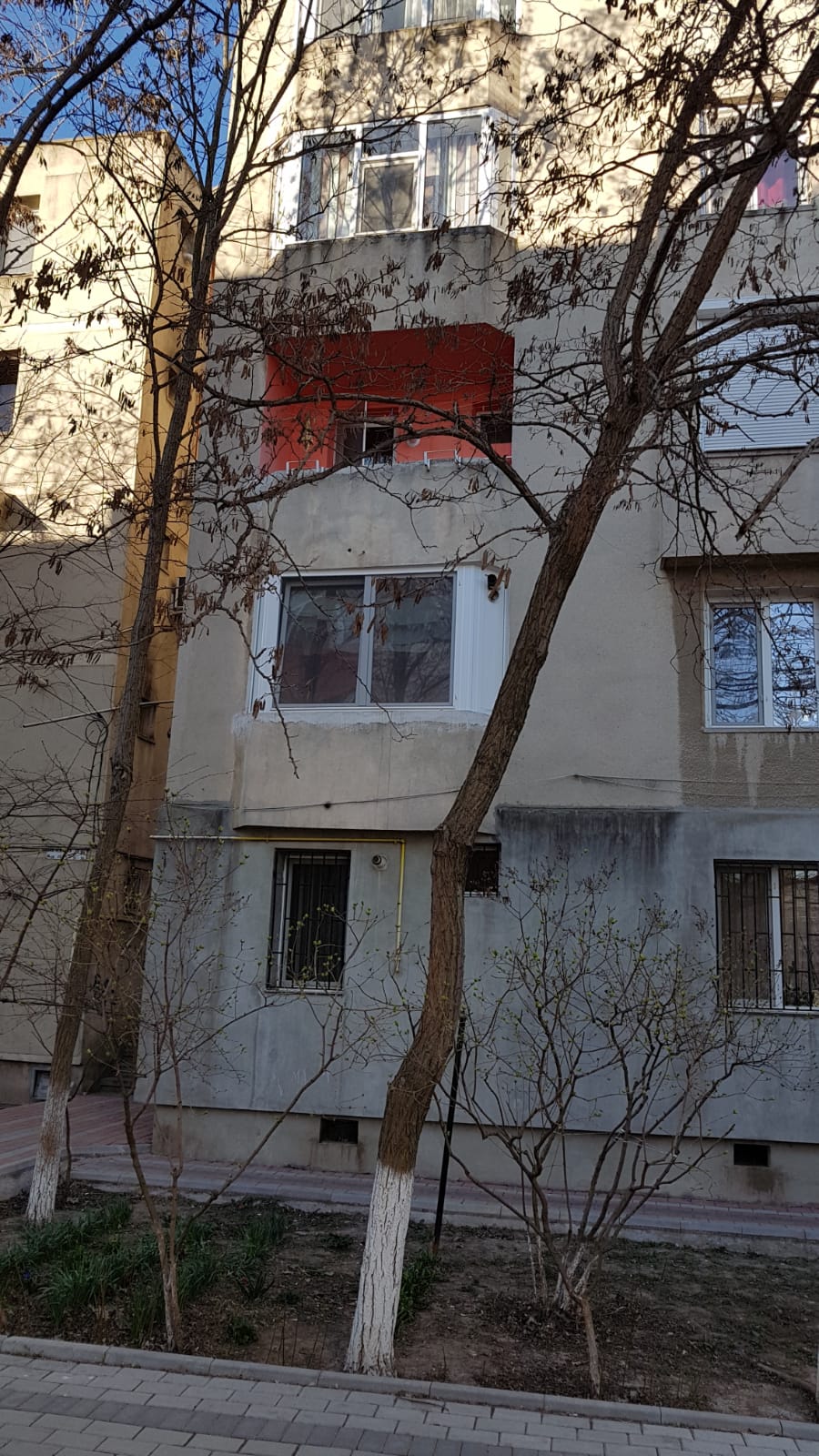 Un tânăr a căzut de la etajul II al unui apartament din Năvodari