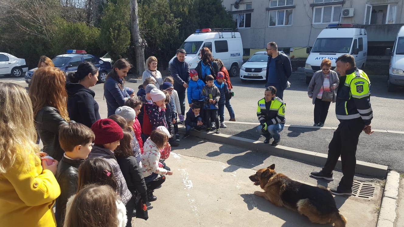 Elevii clasei pregătitoare D, din cadrul Școlii Gimnaziale nr. 12 "B.P. Hașdeu", în vizită la IPJ Constanța