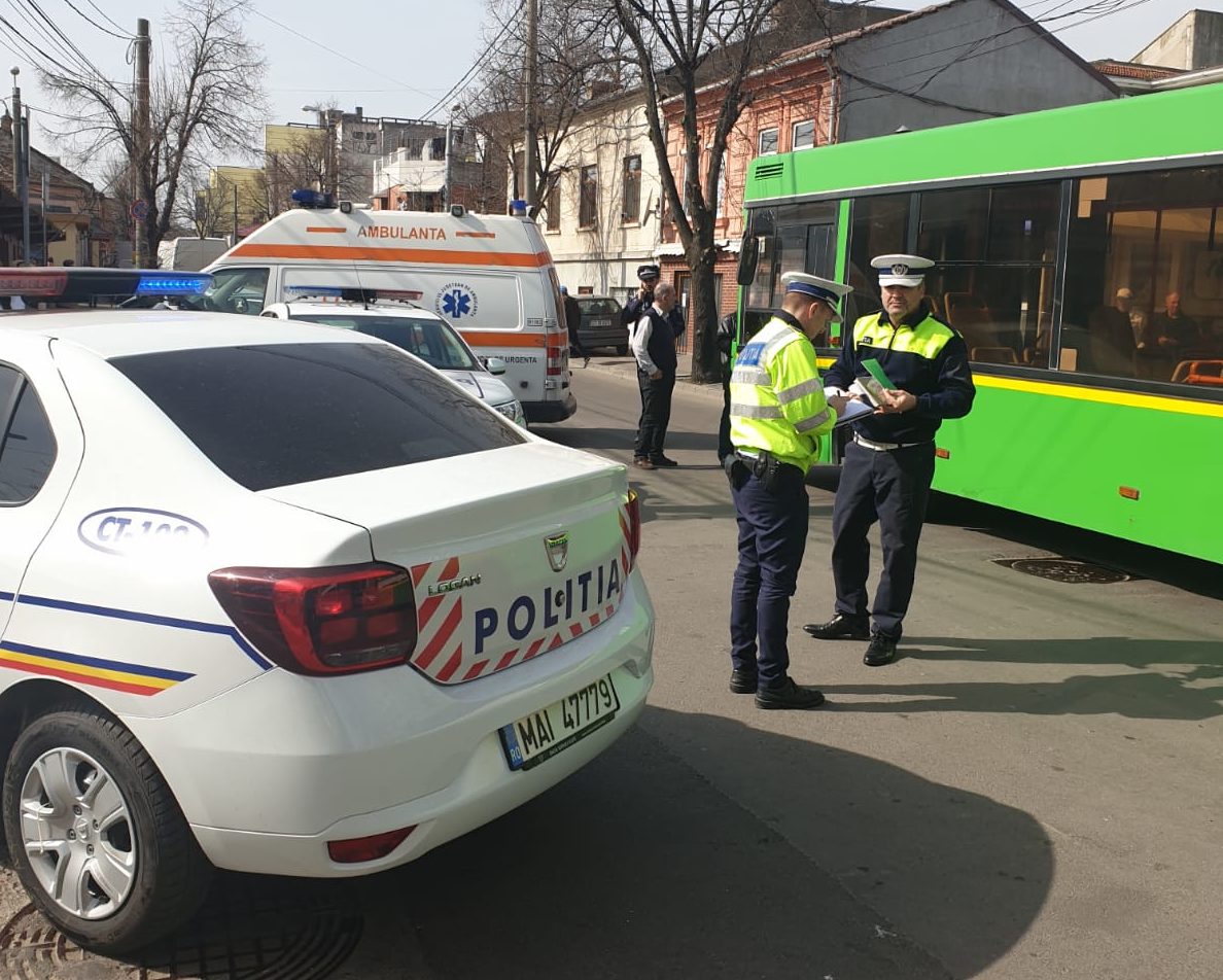 Impact între un echipaj al Secției 3 Poliție Constanța și un autobuz de transport în comun. Un agent a fost rănit
