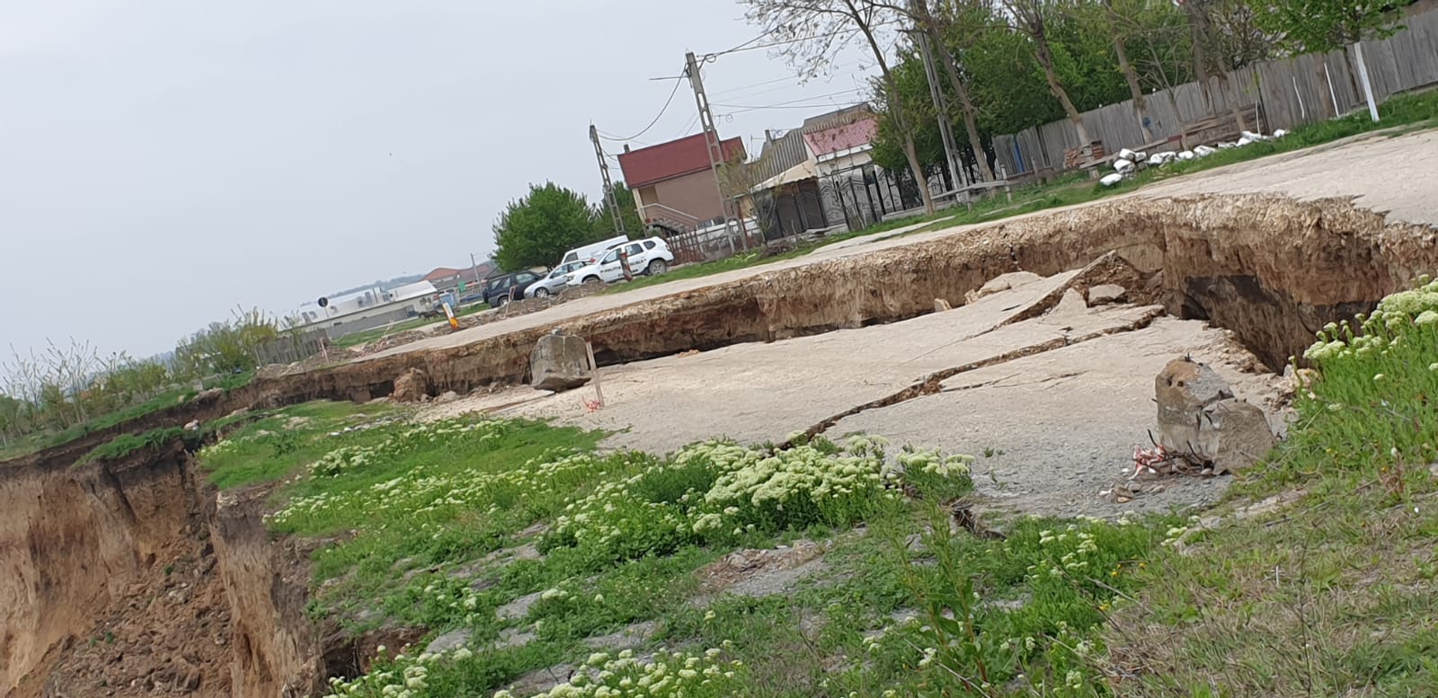 Imagini apocaliptice: Strada Dunării din Cumpăna se prăbușește încet, dar sigur!