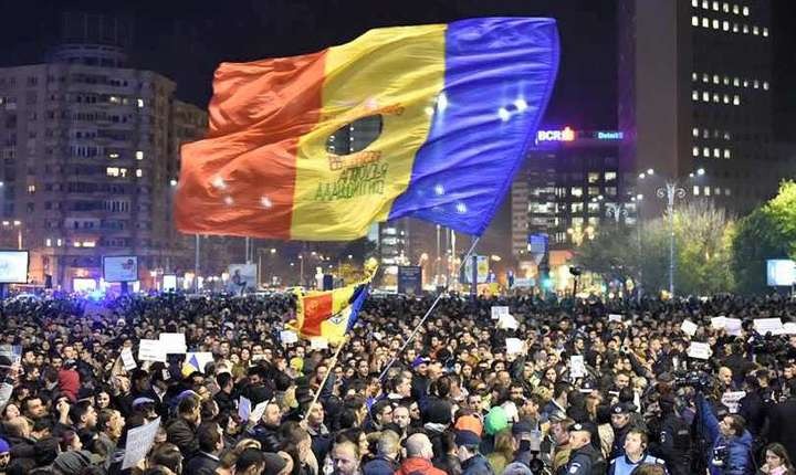 Zeci de mii de oameni anunțați la un miting organizat în Piaţa Victoriei în această seară