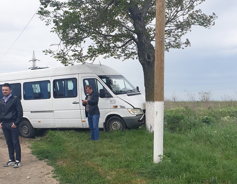 Un microbuz a intrat într-un copac la Cumpăna. Trei persoane sunt rănite