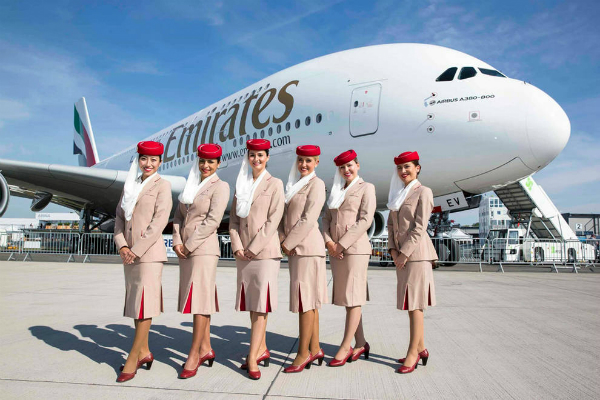 Emirates Airlines angajează însoţitori de bord din România. Veniturile medii ajung la 2.300 de euro lunar