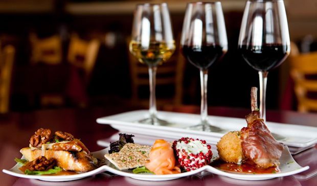 A fost votată o nouă zi de sărbătoare naţională: Ziua Naţională a Gastronomiei şi Vinului Românesc