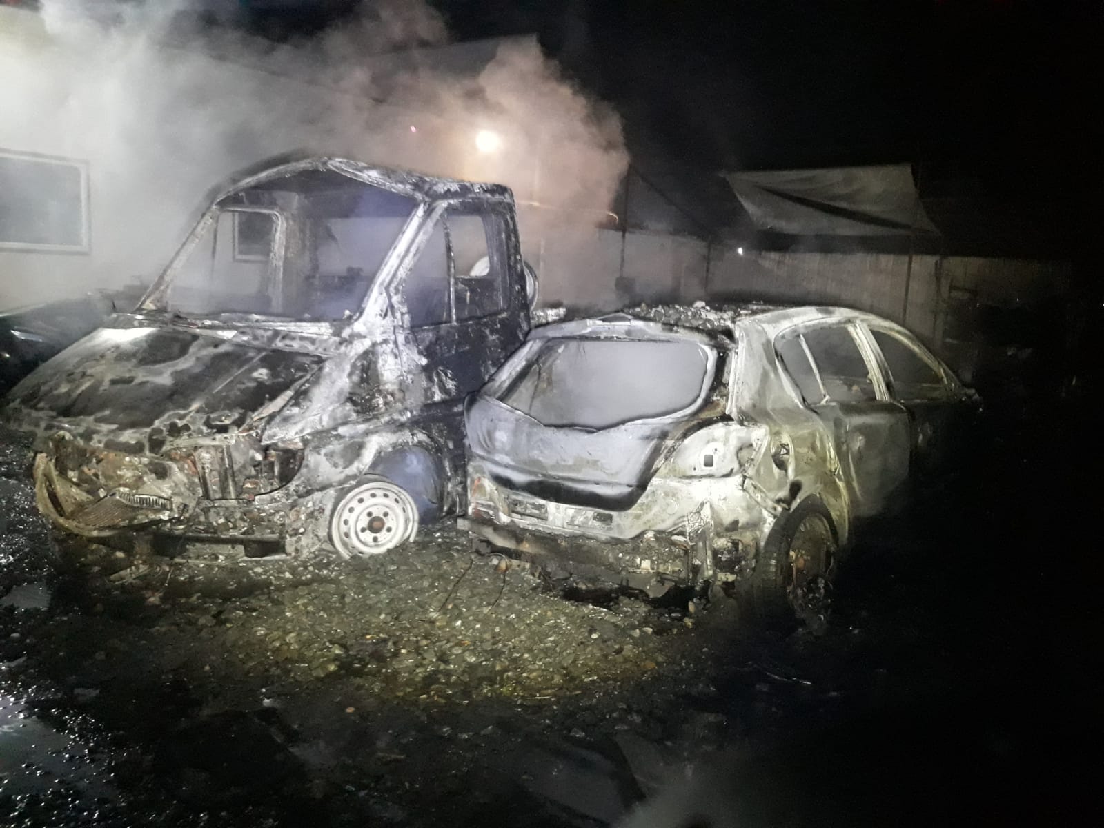 (Foto) Autoturisme arse în curtea unui service din Ovidiu