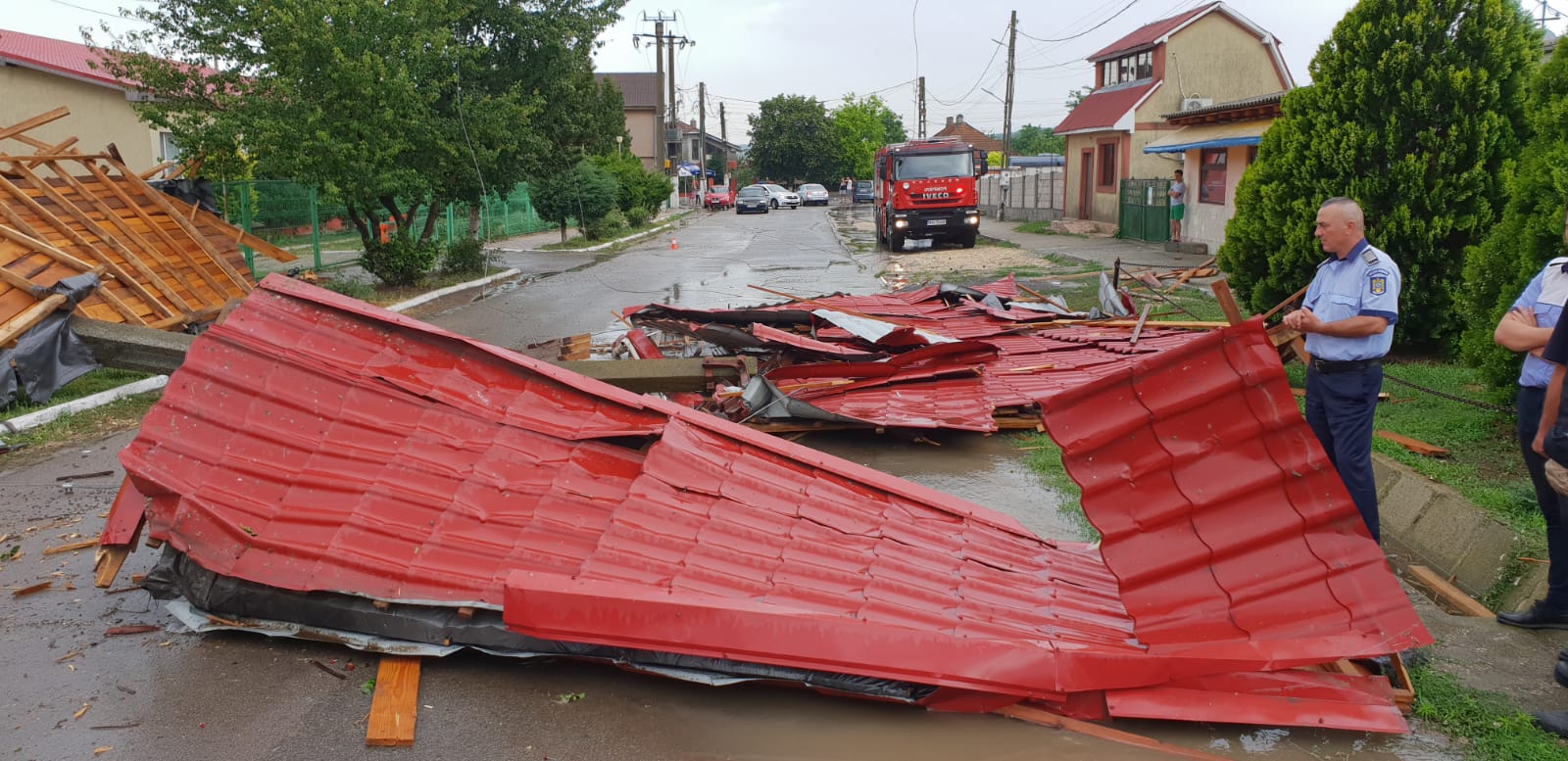 (Galerie foto) Acoperișul școlii din Castelu a fost luat de vânt