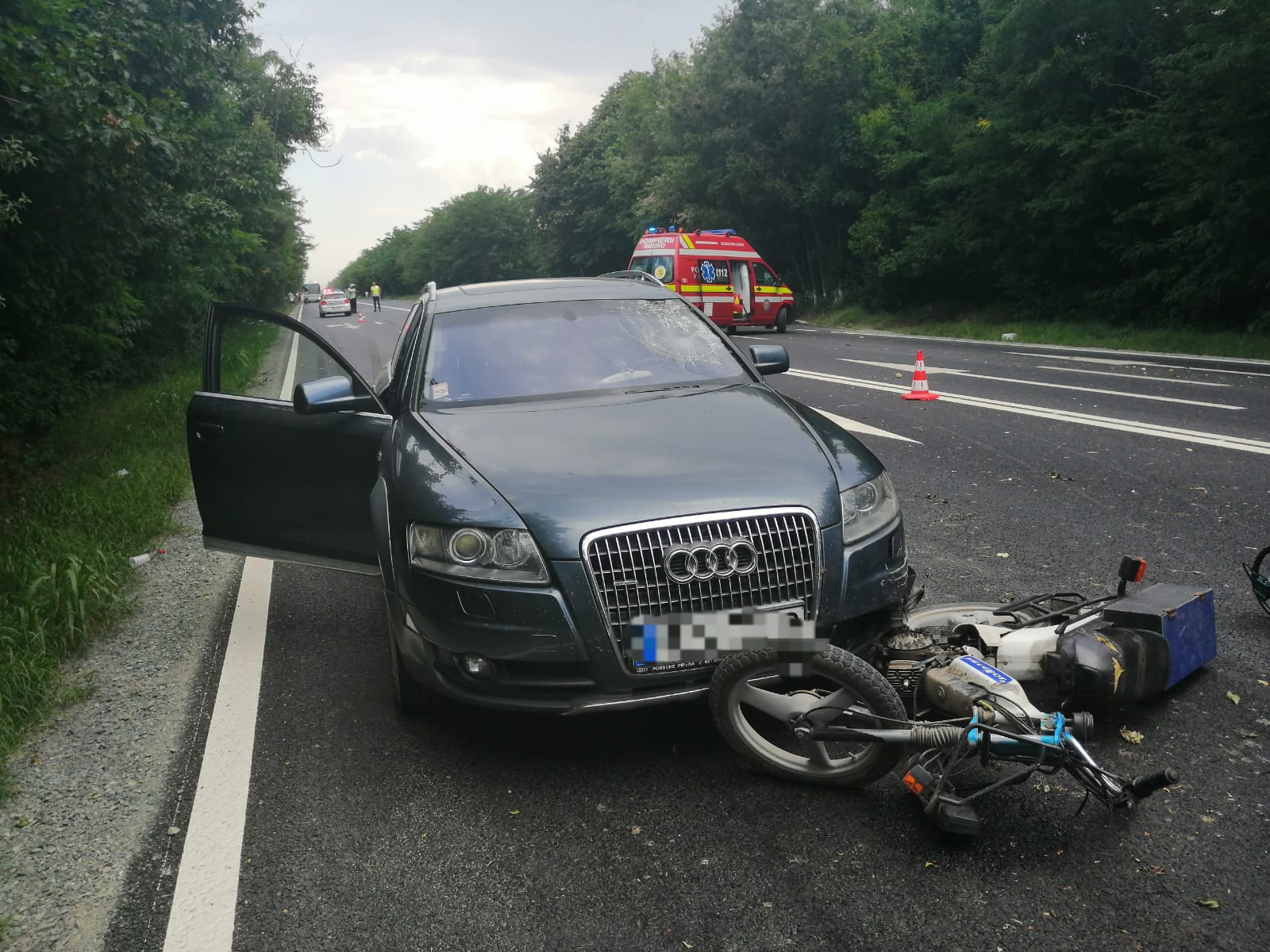 Accident grav pe DN 39, la ieșire din 23 August. Conducătorul unul moped se zbate între viață și moarte