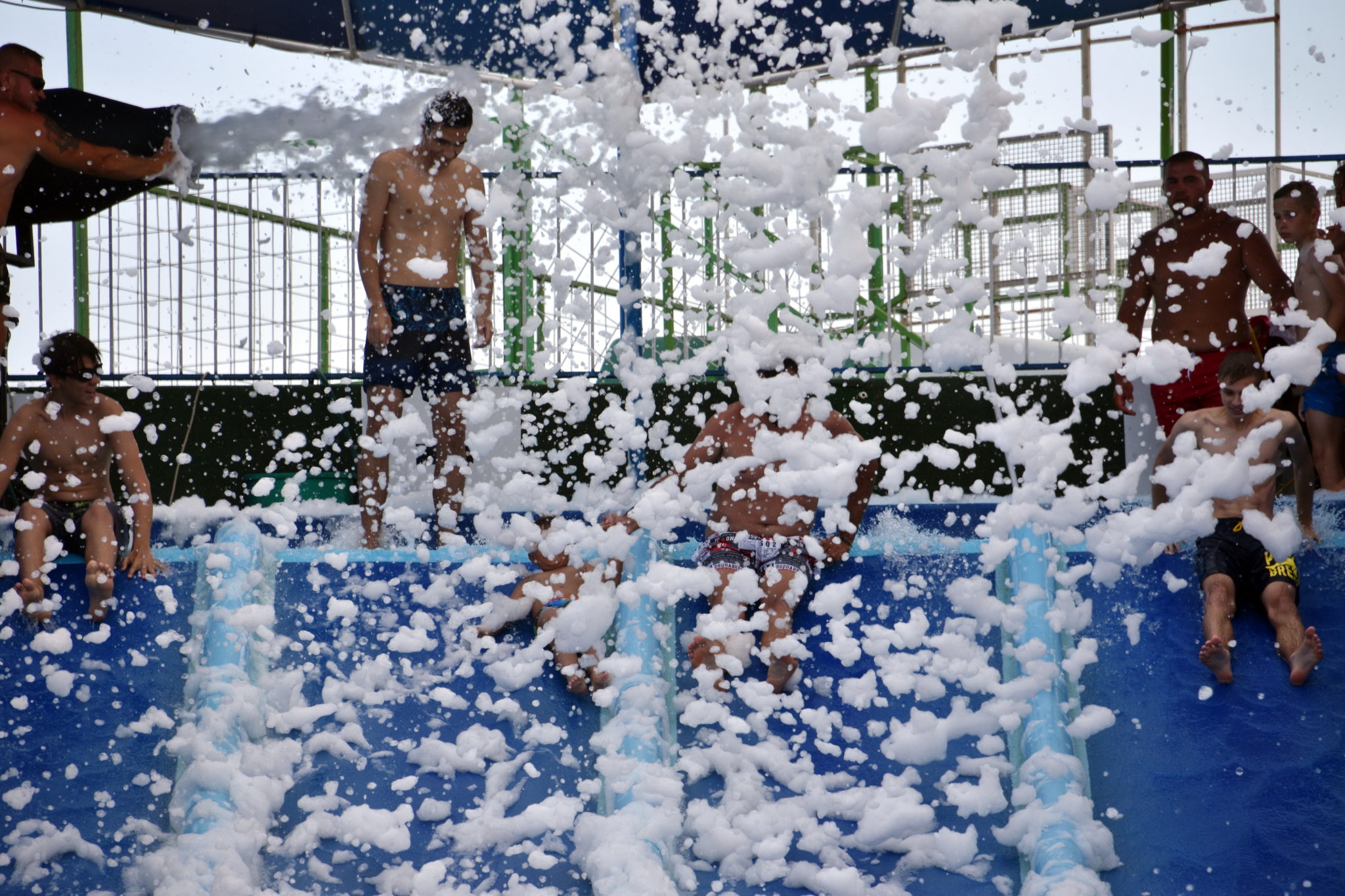 Bătaie cu spumă colorată, fumigene și bumper cars la Eforie Aqua Park