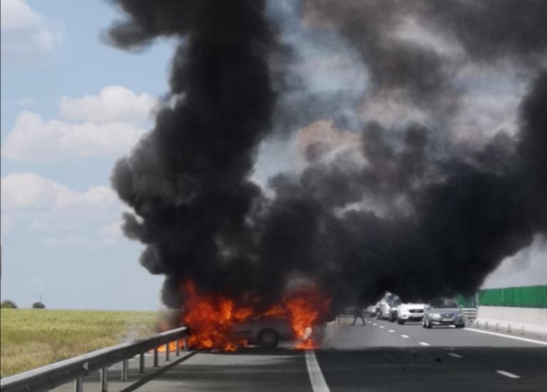 (Galerie Foto) Arde o mașină pe A2. O persoană a fost rănită