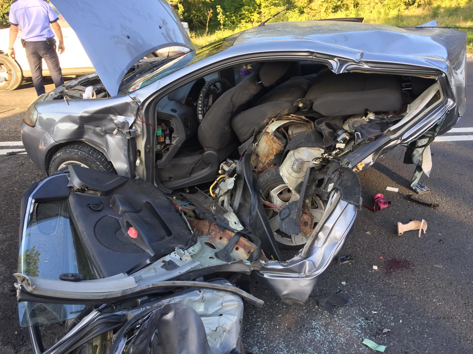 (Foto/Video) Impact groaznic pe DN 39, în zona stațiunii Nepun. Trei mașini s-au făcut praf
