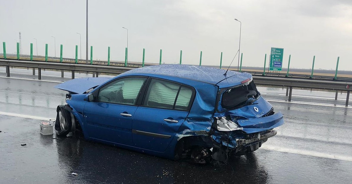 (Galerie foto) Un șofer și-a făcut praf mașina la ieșirea de pe A4, către A2. Sunt trei victime