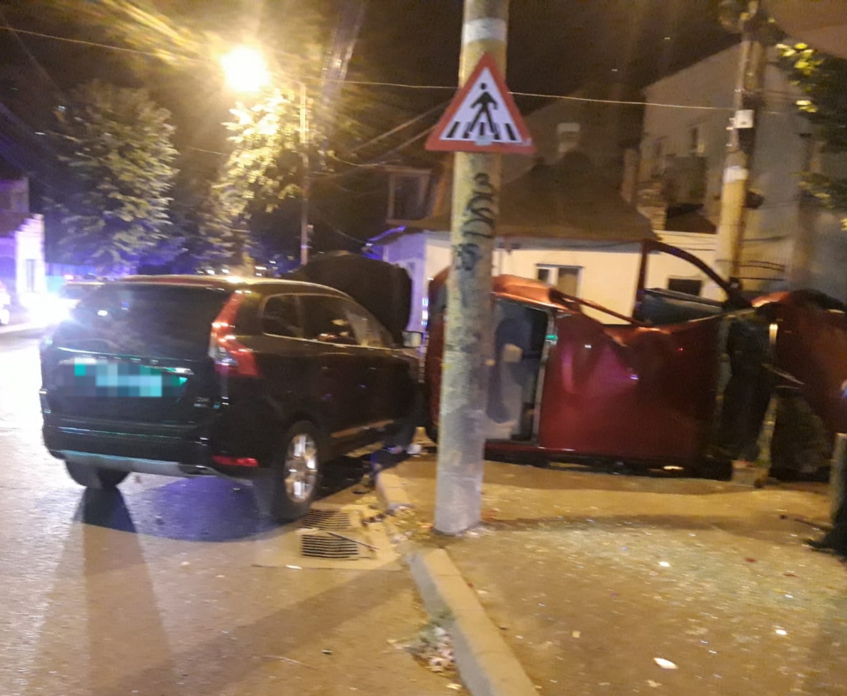 Accidente grave pe fondul neacordării de prioritate. O mașină s-a răsturnat și un copil de 10 ani a fost rănit