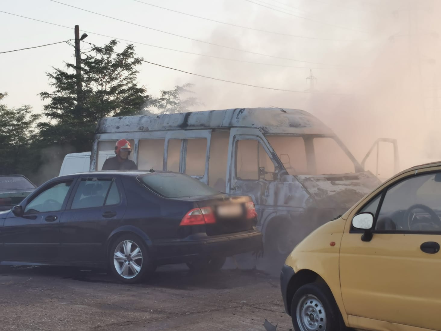 Cinci mașini, un microbuz și o autoutilitară au ars în incendiul de ieri din Constanța