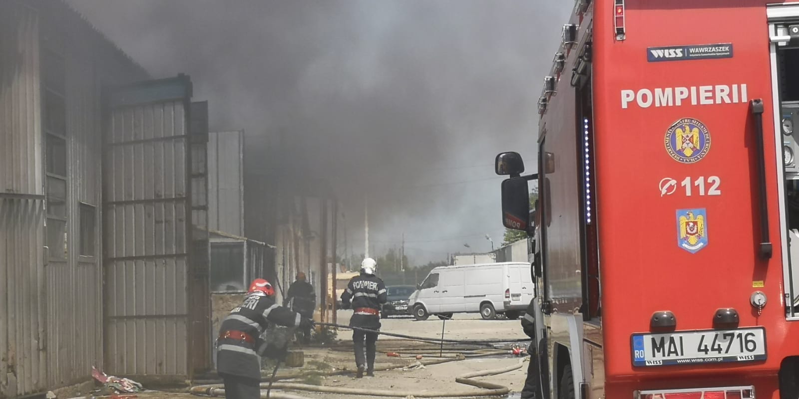 (Foto) Mobilizare de forțe pentru stingerea unui incendiu izbucnit la un depozit în Constanța