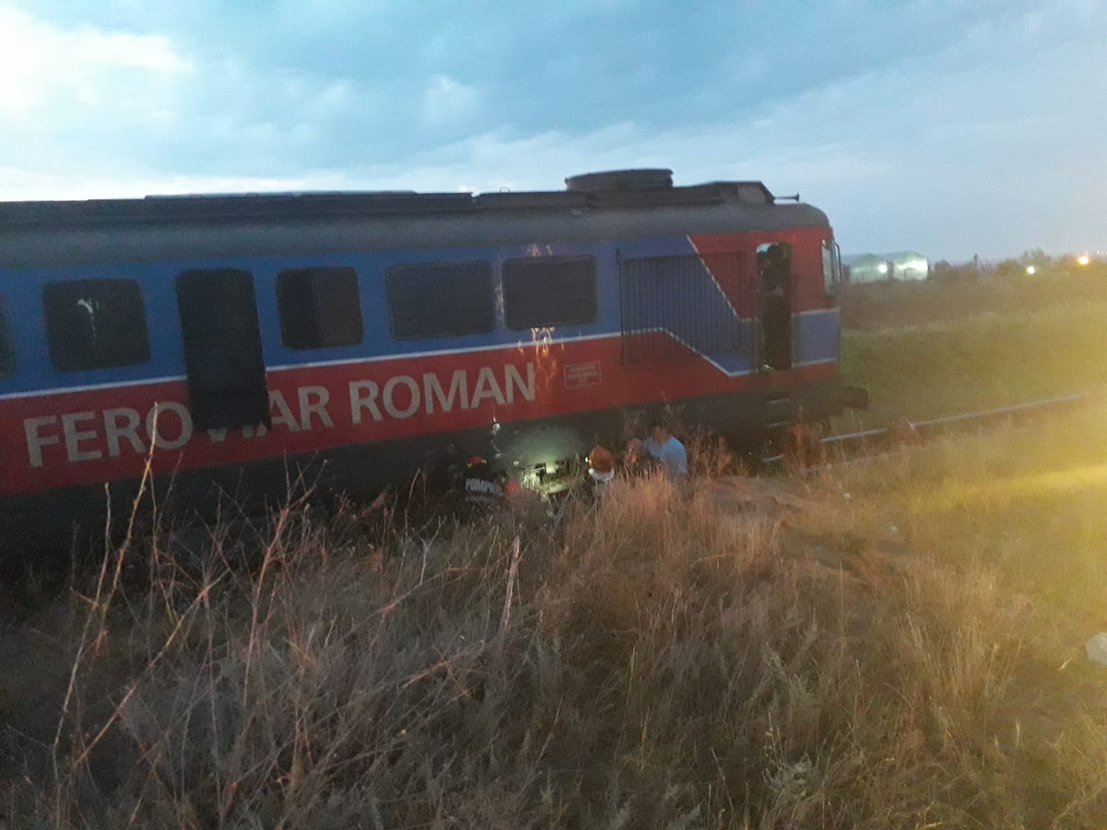 O locomotivă al unui tren cu 39 de vagoane de păcură a luat foc în zona Lumina