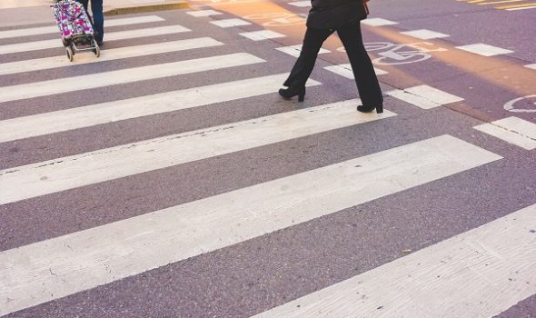 Polițiștii au amendat o bătrână de 81 de ani pentru că merge prea încet pe trecerea de pietoni
