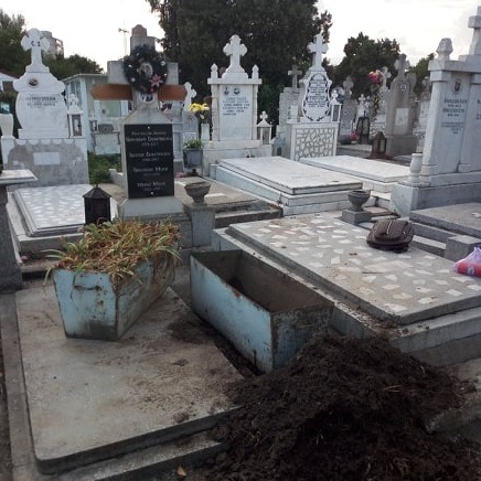 (Foto) Mormântul profesorului constănțean Gheorghe Dumitraşcu a fost vandalizat