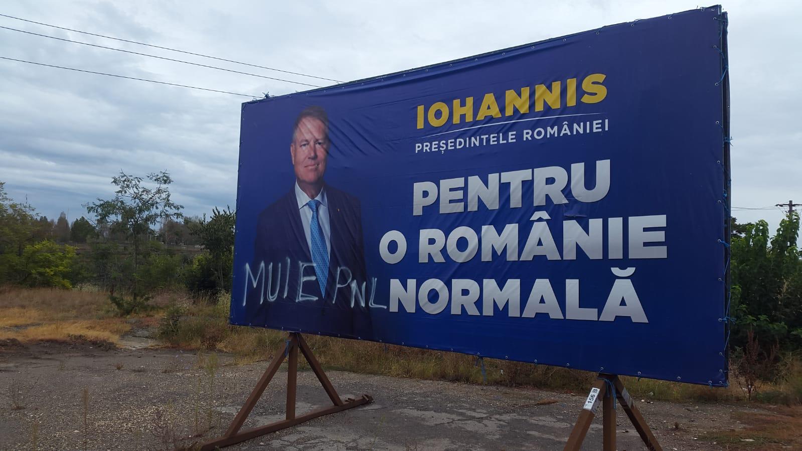 Mai multe bannere ale liberalilor au fost vandalizate cu mesaje obscene la Năvodari