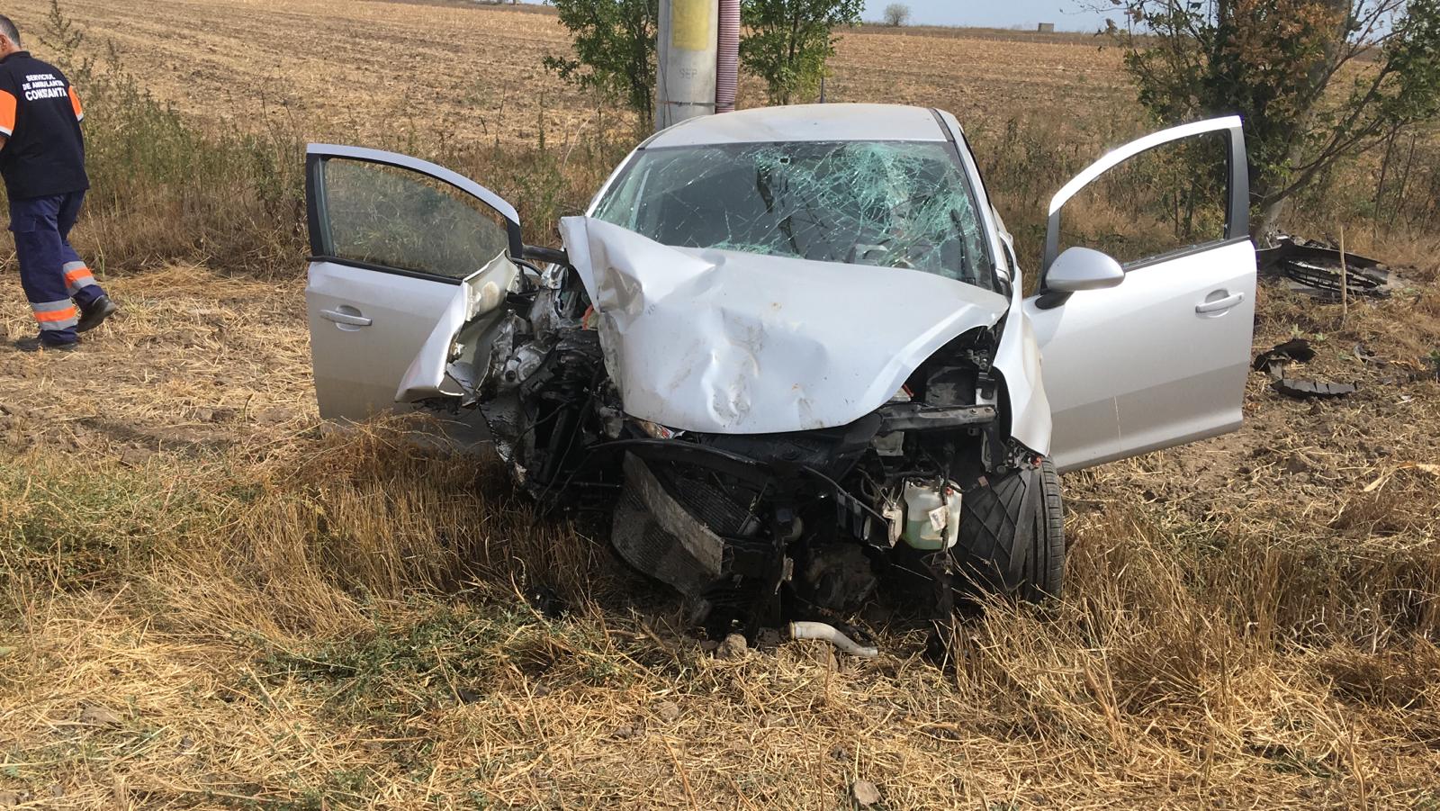 (Foto) Un bărbat de 43 de ani a decedat după ce a intrat cu mașina într-un stâlp, între Mihail Kogălniceanu și Ovidiu