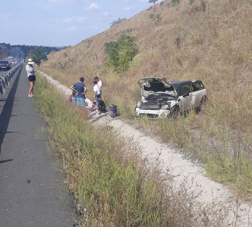 (Foto) O mașină s-a răsturnat pe A2, în zona Cernavodă. Trei persoane sunt rănite