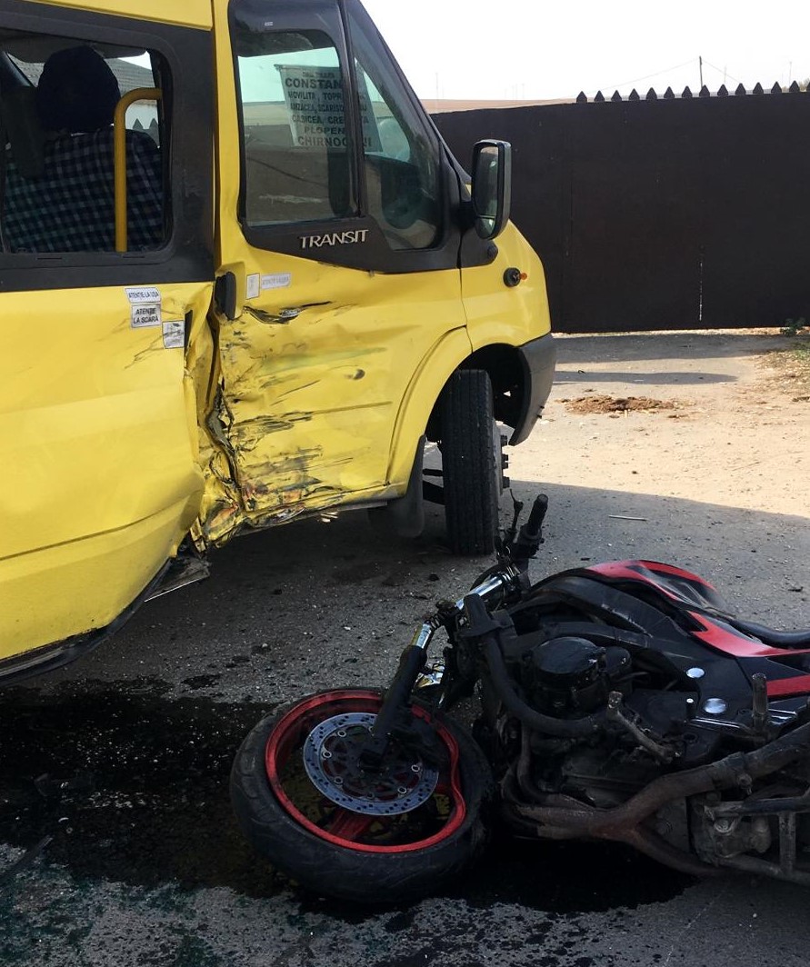 Accident pe DJ 392, între Plopeni și Movila Verde între un microbuz și o motocicletă