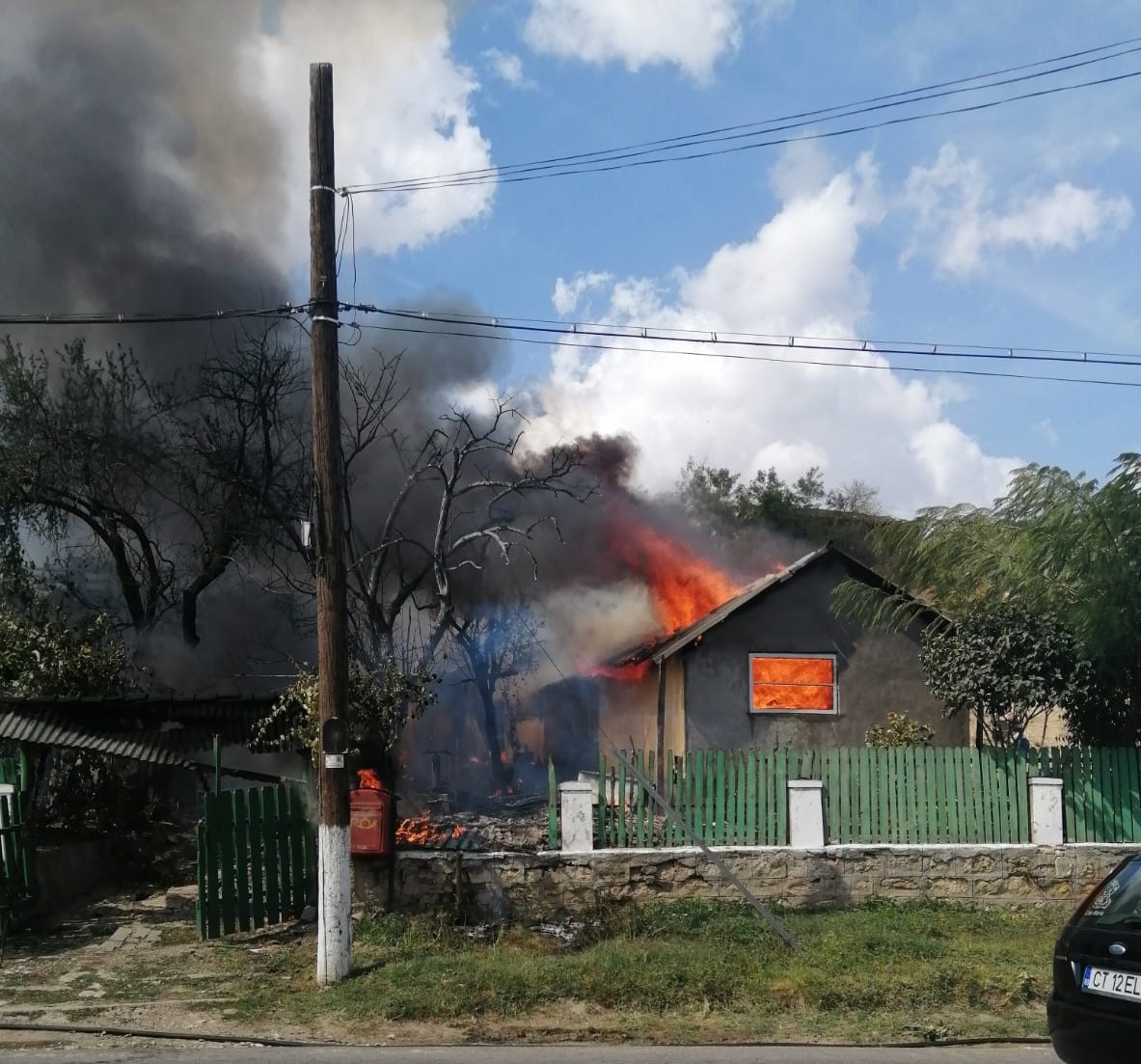 Arde o locuință din Negureni. O femeie a avut nevoie de îngrijiri medicale