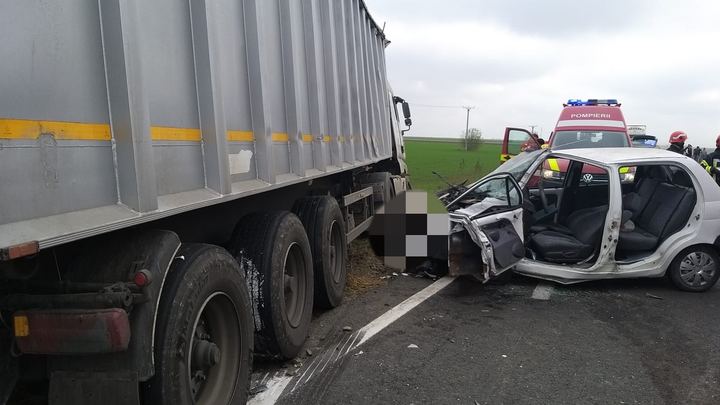 (Foto) Accident grav între un tir și un Matiz aproape de Nicolae Bălcescu. Șoferul este încarcerat. A fost solicitat elicopterul SMURD