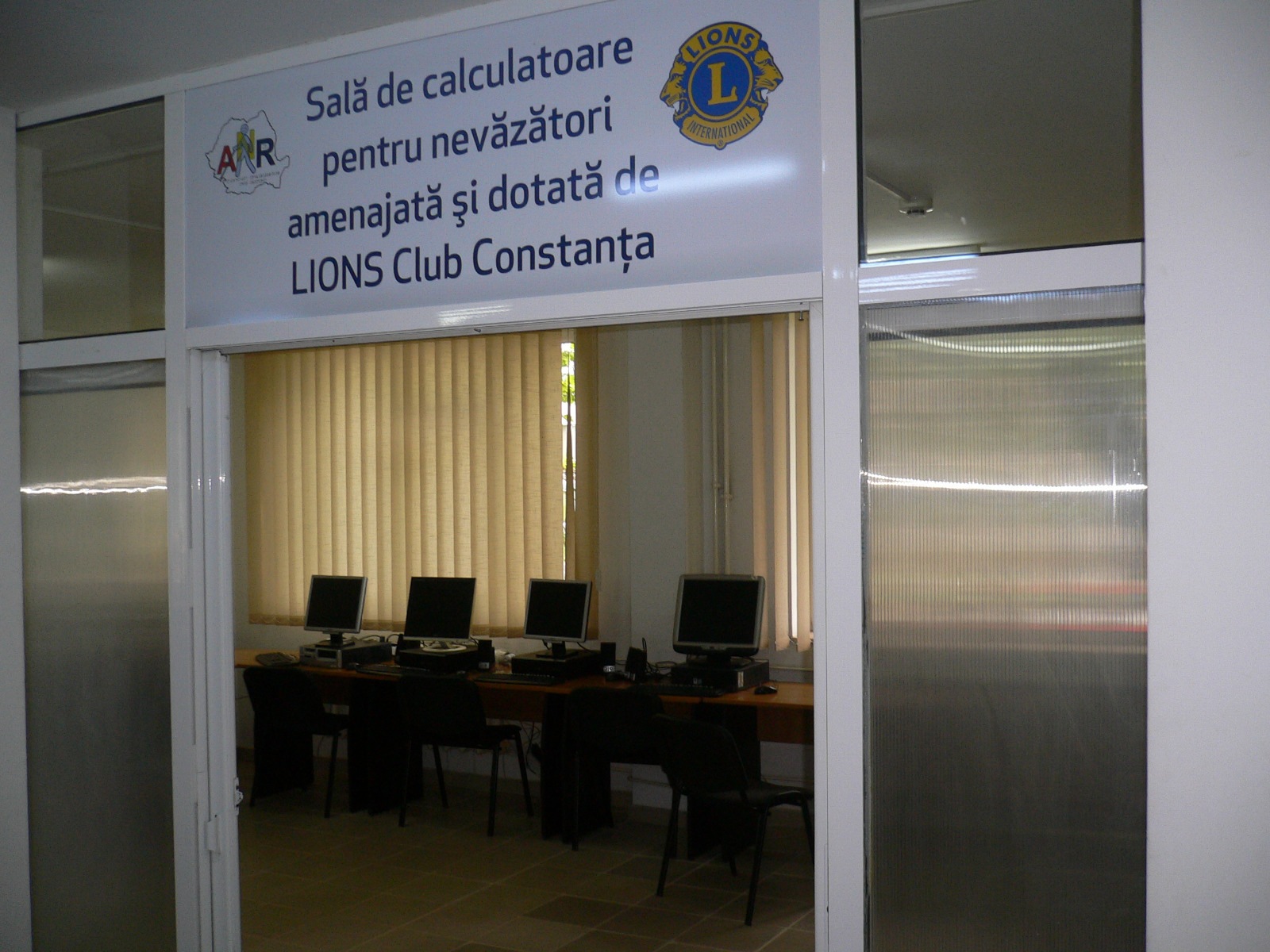 45 de calculatoare, oferite de LIONS Club Constanța Asociaţiei Nevăzătorilor - filiala Constanţa