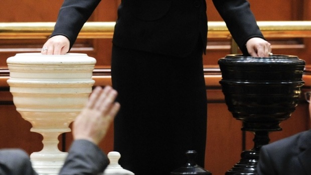 Guvernul Viorica Dăncilă, demis prin moțiune de cenzură. Au fost 238 de voturi
